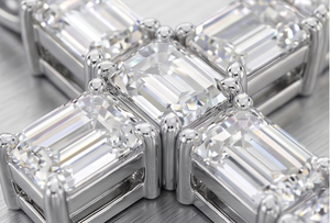 Colgante de Cruz con Diamantes Cultivados en Laboratorio con Corte Esmeralda, Joyería Religiosa, Regalo para Hombres y Mujeres - Product Image 5