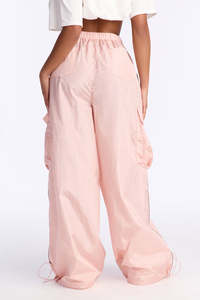 กางเกงคาร์โก้ขากว้างสีชมพูสำหรับผู้หญิง ผ้าไนลอนน้ำหนักเบา สไตล์ลำลอง สตรีทแวร์ รับผลิตแบบ OEM พร้อมรับทำแบรนด์ส่วนตัว - Product Image 3