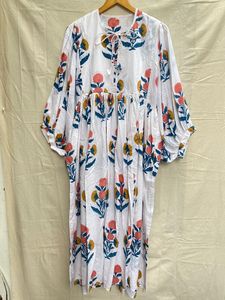 Vestido Largo Casual Elegante de Algodón de Calidad de Exportación para Mujer con Tela Suave y Transpirable y Ajuste Diario Relajado Disponible para la Venta - Product Image 4
