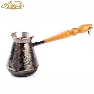 Cafetera Turca de Cobre Alabanza Cezve, Diseño Floral Clásico Grabado, Mango de Madera - Product Image 3