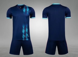 Conjunto de Camiseta de Fútbol Roja con Cuello en V para Hombre con Pantalones Cortos Azul Marino, Poliéster que Absorbe la Humedad, Ajuste Atlético, Manga Corta para Todas las Temporadas - Product Image 5