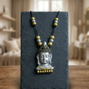 Collar con Colgante de Cabeza de Buda KOTTRAVAI, Fundición de Latón, Abalorios, Amuleto, Tema Budista, Decoración del Hogar, de Tamil Nadu - Product Image 1