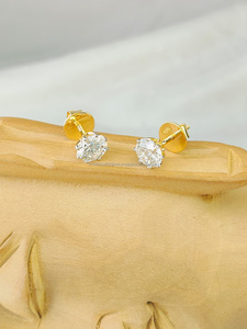 Pendientes de diamantes de corte redondo en oro amarillo, un clásico esencial para el día a día con un brillo brillante y un estilo elegante y atemporal. - Product Image 4