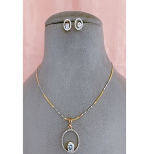 Elegante conjunto de collar y pendientes con baño de oro y plata y piedras de circonita para mujer, ideal para fiestas. - Product Image 2