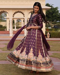 Collection tendance : Costume Anarkali violet pour femme, manches 3/4, en crêpe satiné, semi-couture, idéal pour les fêtes de Diwali - Product Image 2