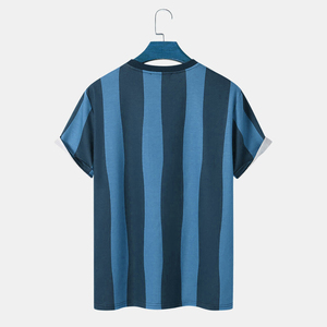 เสื้อยืดคอกลมแขนสั้นลายทางสีน้ำเงินทรงโอเวอร์ไซส์สำหรับผู้ชาย ผ้าถักนิตติ้ง 100% คอตตอน สวมใส่สบาย ระบายอากาศได้ดี ป้องกันการเป็นขุย - Product Image 3