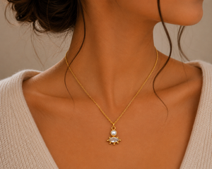 Pendentif minimaliste plaqué or 18 carats avec perle d'eau douce et perle en forme de poire et cristal pour femme, idéal pour les soirées, style chrétien - Product Image 1