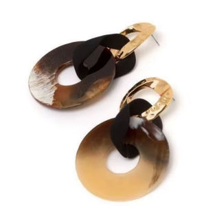 Boucles d'oreilles pendantes élégantes en corne naturelle, accessoire de mode pour les détaillants, avec des éléments en corne faits à la main de haute qualité. - Product Image 1