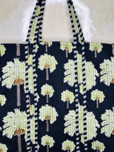 Bolso de mano hecho a mano con diseño de palmera |   Bolso de Hombro Acolchado de Algodón |   Bolsa de Compras con Estampado Tropical |   Bolsa de compras para mujer - Product Image 5