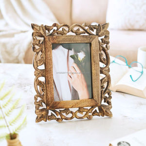 Marco de fotos tradicional de madera marrón para decoración clásica de paredes del hogar con rica profundidad de color, ambiente cálido y estilo atemporal. - Product Image 3