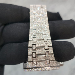 Reloj de Diamantes de Alta Demanda para Damas con Bisel de Cristal, Diseño Ligero para Usar en la Noche, Disponible al Mejor Precio - Product Image 2