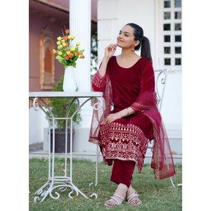 Hermoso conjunto de traje de terciopelo para mujer con trabajo bordado en secuencia - Product Image 1