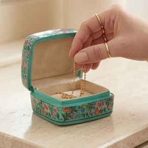 Caja de Joyería Premium con Estampado Floral, Forma Ovalada y Cúbica, Tapas de Estilo Tradicional para Almacenamiento de Joyas - Product Image 1