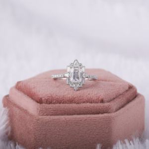 Anillo de Compromiso Solitario Clásico con Diamante Cultivado en Laboratorio con Corte Esmeralda, Certificado por IGI, Oro Sólido de 18K, con Diamante de Corte Pera como Acento, para Mujer - Product Image 1