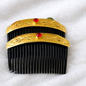 Peigne à cheveux MOLL JEWELLERS vintage plaqué or, fait main, écologique, étanche, élégant, en alliage, avec coquillages, pompons, fleurs et paillettes - Product Image 3