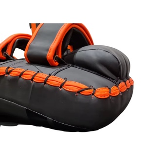 Vente en gros de protège-mains de boxe incurvés en cuir de vachette de qualité supérieure, personnalisés pour le Muay Thai et le Kickboxing - Product Image 4