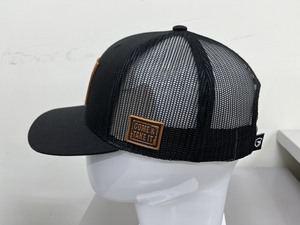 Casquette Trucker 6 Panneaux en Maille Noire avec Patch en Cuir Gaufré, Réglable, Unisexe, Style Décontracté, Fabriquée au Vietnam - Product Image 2