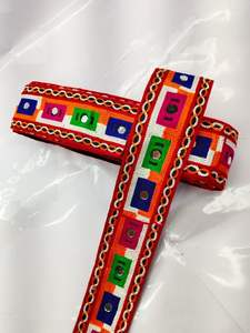 Este encaje decorativo realza los bordes de los saris, las orillas de las dupattas y los diseños de las blusas. - Product Image 3