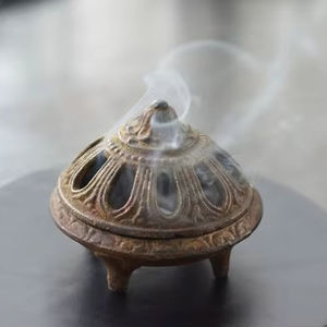 Quemador de incienso de madera estilo árabe con taza de metal, quemador de fragancias tradicional para el hogar y la sala de oración. - Product Image 1