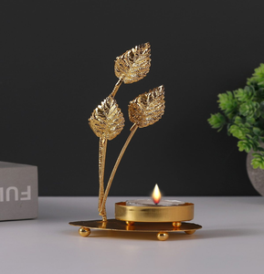 Exquisito soporte metálico con forma de cola de pavo real y base de cristal. Recubrimiento de oro radiante, disponible a precios de mayorista. - Product Image 5