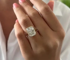 Bague de déclaration de luxe en diamant taille brillant radiant avec halo pavé, collection de joaillerie fine pour fiançailles, mariage et anniversaire - Product Image 6