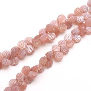 ลูกปัดหินมูนสโตนสีพีชธรรมชาติแกะสลักจากเปลือกหอย เจาะรูด้านข้าง ขนาด 9-10 มม. ลูกปัดมูนสโตนแกะสลักด้วยมือ สำหรับทำเครื่องประดับ ขายส่ง - Product Image 1