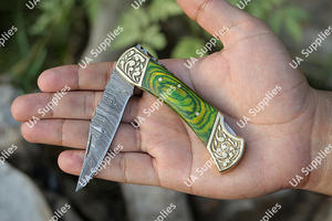 มีดพับเหล็กดามัสกัสเกรดอุตสาหกรรม ด้ามไม้ปักก้าสลักลายทองเหลือง ปลายมีดแบบดรอปพอยต์ รับผลิตแบบ OEM/ODM สำหรับพกพาใช้งานทุกวัน - Product Image 5