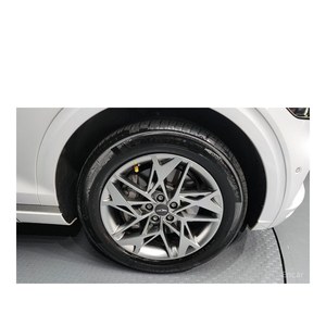 Genesis GV70 2.2 Diésel AWD con Caja de Cambios Automática y Cámara Trasera, Modelo Diciembre 2022, 22,096 km, Asientos de Cuero, Volante a la Izquierda - Product Image 5