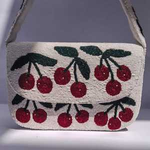 Réplica del Bolso Staud, Bolso con Cuentas Color Cereza, Bolso de Hombro Hecho a Mano de Inspiración Vintage - Product Image 1