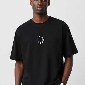 T-shirt noir pour homme, imprimé graphique, longueur normale, col rond, manches courtes, tissu en coton tricoté, fabriqué au Bangladesh - Product Image 1