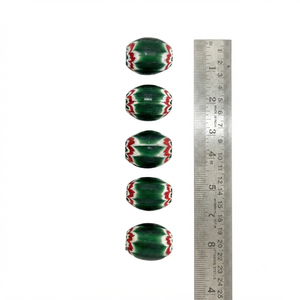 Perles de verre artisanales d'aspect antique avec motifs chevron authentiques, parfaites pour les bijoux d'inspiration patrimoniale et les designs uniques. - Product Image 1