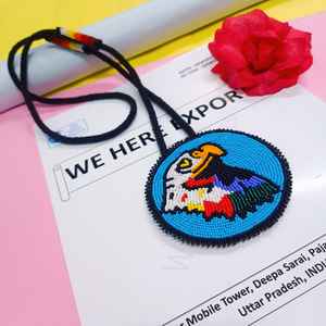 Collier pendentif aigle artisanal perlé avec perles blanches, rouges, jaunes, vertes, bleues, noires, violettes et cordon long pour un style artistique - Product Image 5