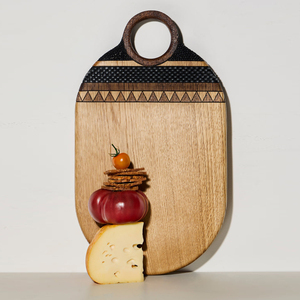 Planche à découper ovale en bois texturée avec motifs tribaux complexes et finition à grain lisse, avec anse supérieure ronde pour couper les légumes - Product Image 2