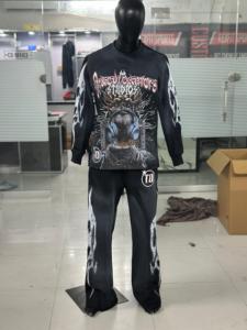 Conjunto de Sudadera y Pantalones Negros Estampados para Hombre Rexfit Custom Streetwear, Cuello Redondo, Manga Larga, Diseño de Llamas, Atuendo Urbano - Product Image 1