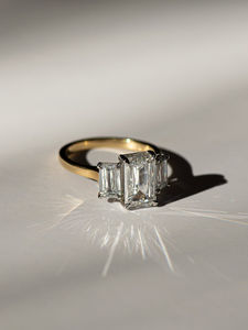 Anillo de Diamantes de Corte Esmeralda de Lujo con Diamantes Laterales, Oro Amarillo, Elegante Anillo de Compromiso de Diamantes Esmeralda para Mujer, Joyería Fina - Product Image 2