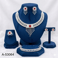 Parure de bijoux classique pour femme MOLL JEWELLERS plaquée or 24 carats, collier et boucles d'oreilles en alliage avec diamant de laboratoire taille coussin et chaîne serpent