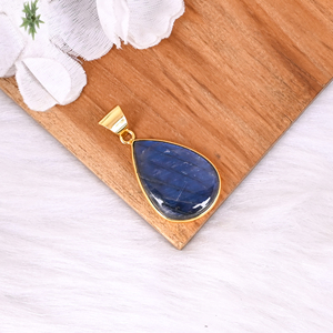 Pendentif artisanal en labradorite naturelle, serti de griffes géométriques, en laiton plaqué or - Product Image 3