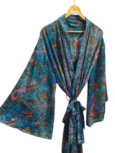 Kimono de Seda Hecho a Mano con Parches de Sari, Túnica Larga para Dormir o como Cubrebaño, Kimono de Seda Sari Reciclada Vintage Hecho a Mano en India - Product Image 3