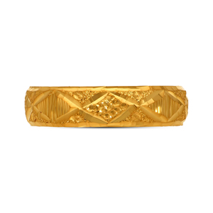Bague en or 18 carats gravée par un designer, motif géométrique en diamant, finition texturée, bijoux fins classiques de luxe, vente en gros - Product Image 3