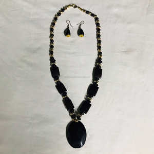 Descubre nuestro collar de resina hecho a mano, una mezcla perfecta de arte y elegancia. Hecho con alta calidad - Product Image 2