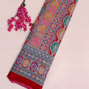 Tissu imprimé géométrique rouge à motifs décoratifs avec bordure épaisse pour la confection de robes Kurti, tissu pour vêtements ethniques. - Product Image 1