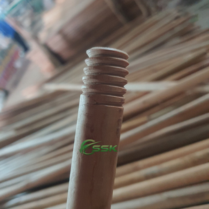 Manche de balai en bois d'eucalyptus de haute qualité, tête de balai en PVC, poils rigides, fourrure à plumes, approvisionnement en vrac, pour le nettoyage domestique et l'entretien des sols. - Product Image 6