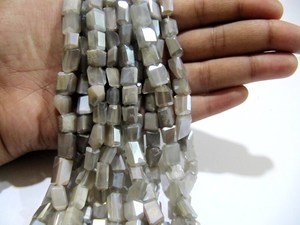 Cuentas de piedra lunar gris natural en forma de pepita, con revestimiento místico plateado AB, en hilo de 8 pulgadas de largo. - Product Image 3