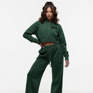 Ensemble de survêtement polaire court pour femme, style streetwear hiver premium, avec sweat à capuche zippé et pantalon, imprimé par sublimation, en tissu doux et respirant, pour équipe - Product Image 1