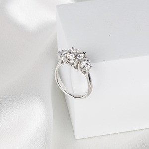 Anillo de Diamante Cultivado en Laboratorio de Corte Redondo de 2.3CT, Tres Piedras con Engaste Tulipán, Catedral, Oro Blanco de 14K, Anillo de Compromiso y Boda - Product Image 5