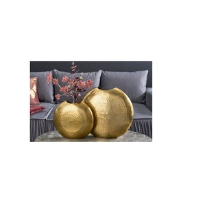 Vases à fleurs géométriques modernes en métal doré - Lot de 2 vases décoratifs en laiton martelé pour la décoration d'événements et usage commercial - Product Image 1