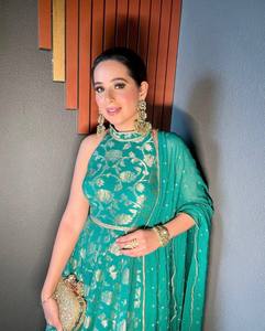 Robe longue en soie jacquard banarasi de qualité supérieure avec bordure décorée, accompagnée d'un dupatta en georgette à bordure sequinée, idéale pour les occasions festives. - Product Image 4