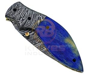 Couteau pliant artisanal en acier Damas avec manche en os bleu - Product Image 4