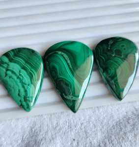 Malachite verte naturelle cabochon, qualité AAA+, pierres précieuses de toutes formes et tailles disponibles, prix de gros pour la fabrication de bijoux - Product Image 1