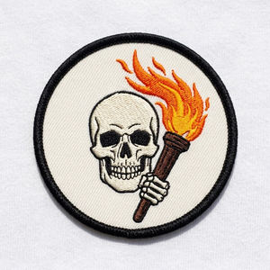 Parche Bordado Termoadhesivo Redondo con Diseño de Mano de Esqueleto Sosteniendo Antorcha Flameante, Insignia de Fuego, Decoración Gótica para Ropa, Venta al por Mayor - Product Image 1